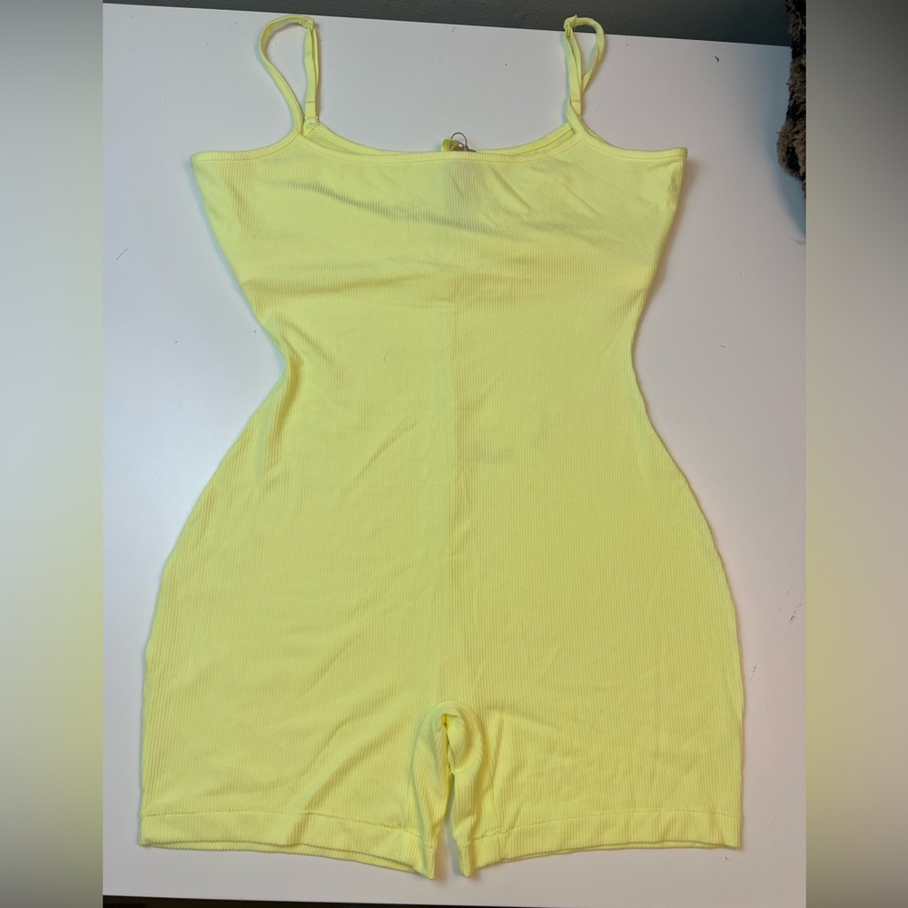 β¨ SKIMS Neon Yellow Scoop Neck Onesie | XS | NWT Ribbed Second-Skin Bodysuit π - Picture 2 of 4